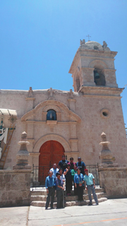 Personas con fondo de iglesia de Quequeña